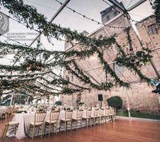 greenery-ceiling-wedding-flowers-decor-castello-alba-grinzane--1024x683